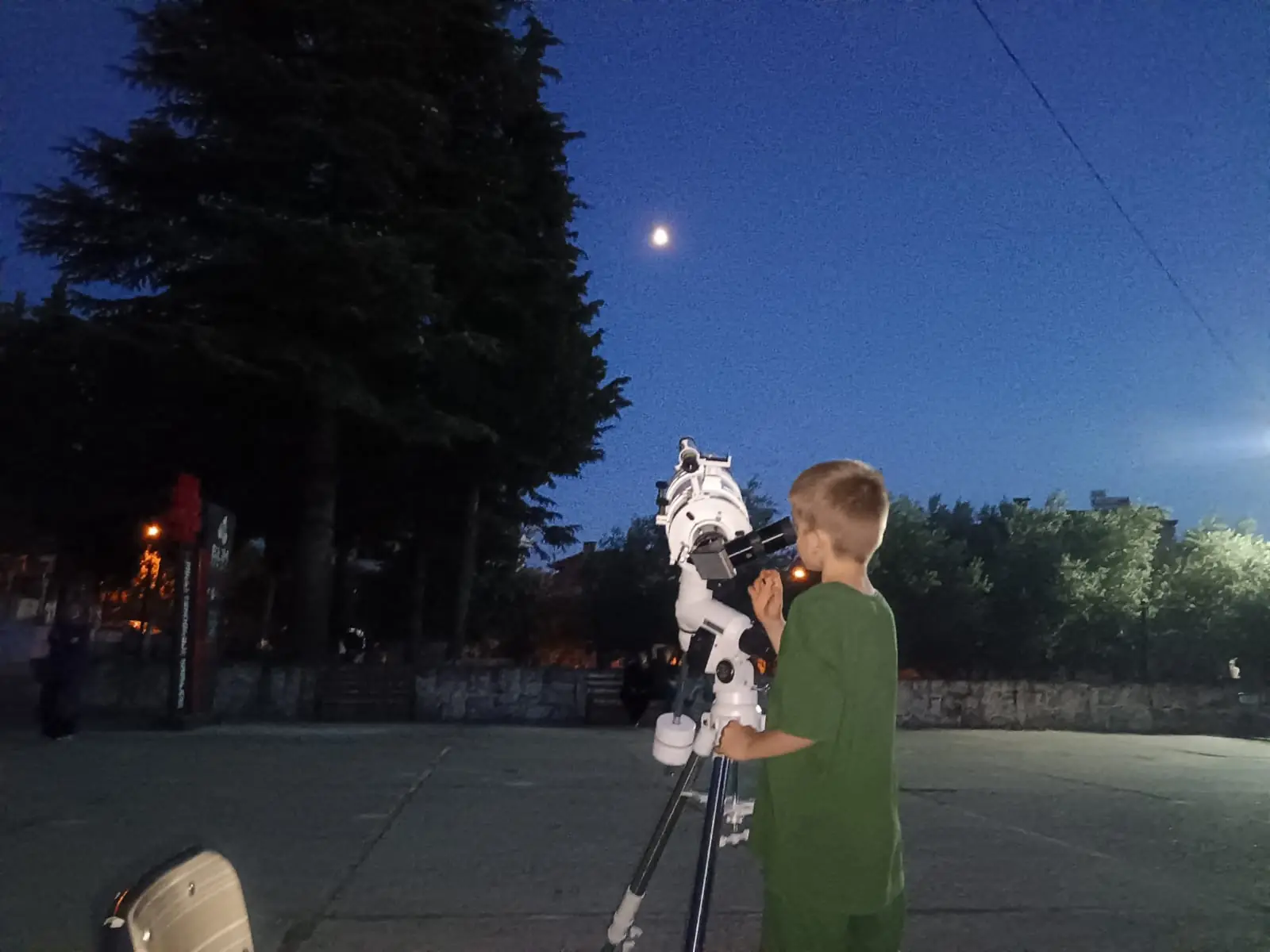Bilim Demirci gece gökyüzü gözlem etkinliğinde teleskop başında katılımcılar
