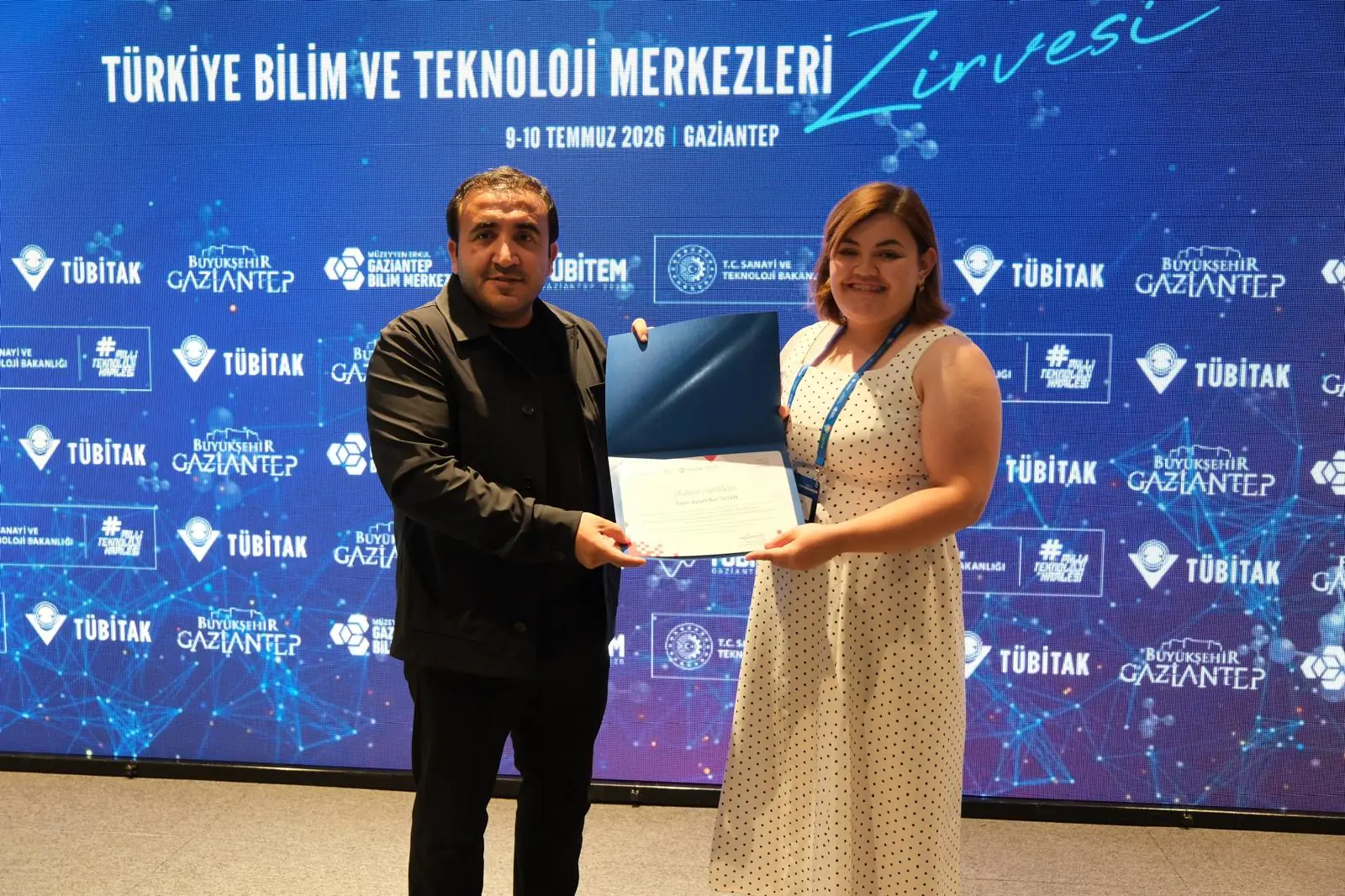 Bilim Demirci eğitmeni TÜBİTEM Zirvesi'nde sertifikasını alırken